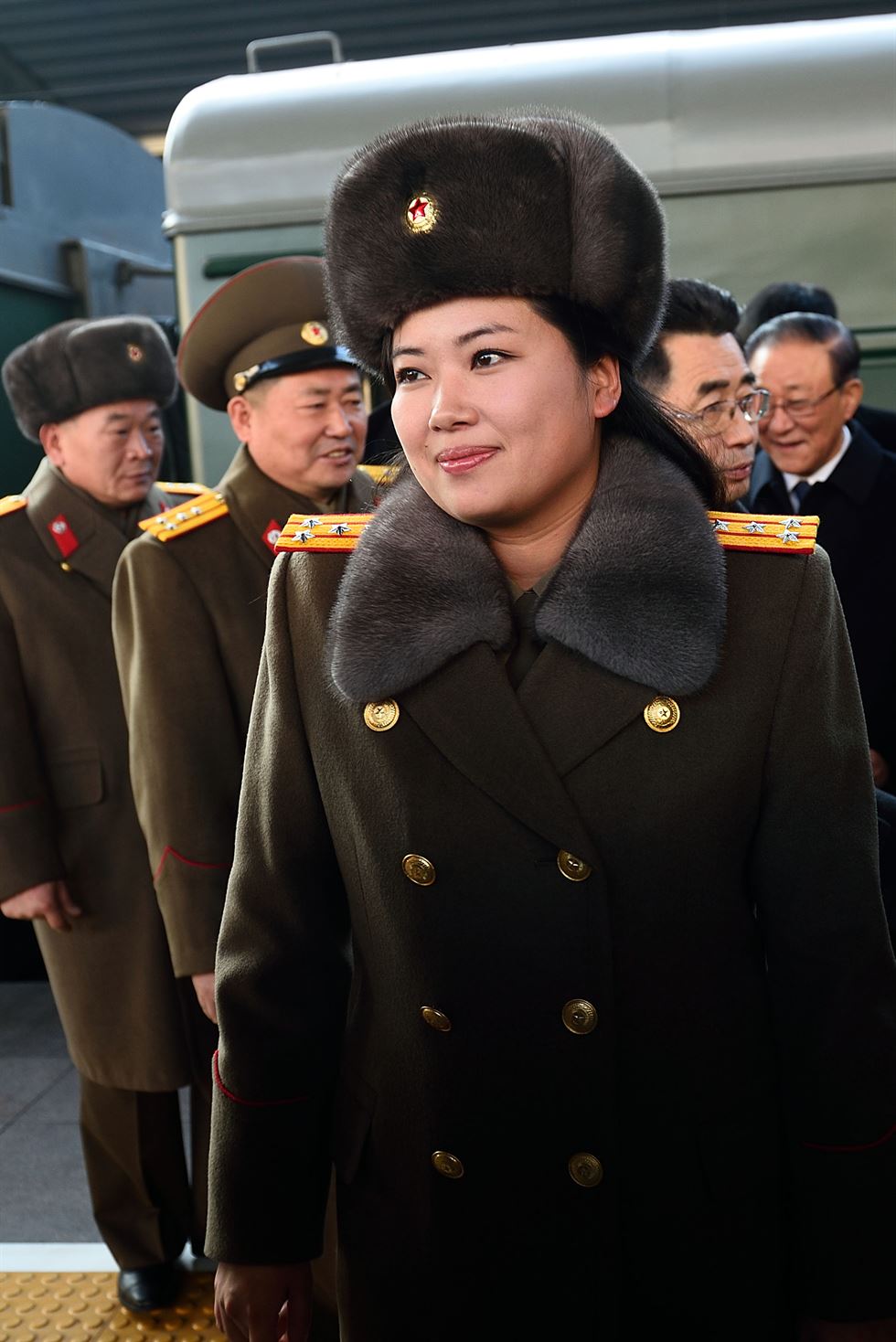 김정은 북한 국방위원회 제1위원장이 만든 '북한판 걸그룹' 모란봉악단이 10일 첫 베이징(北京) 공연을 위해 베이징역에 도착해 의상, 악기 등을 들고 기차에서 내리고 있다. 베이징=신화 연합뉴스