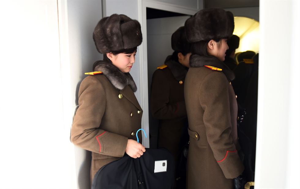 김정은 북한 국방위원회 제1위원장이 만든 '북한판 걸그룹' 모란봉악단이 10일 첫 베이징(北京) 공연을 위해 베이징역에 도착해 의상, 악기 등을 들고 기차에서 내리고 있다. 베이징=신화 연합뉴스