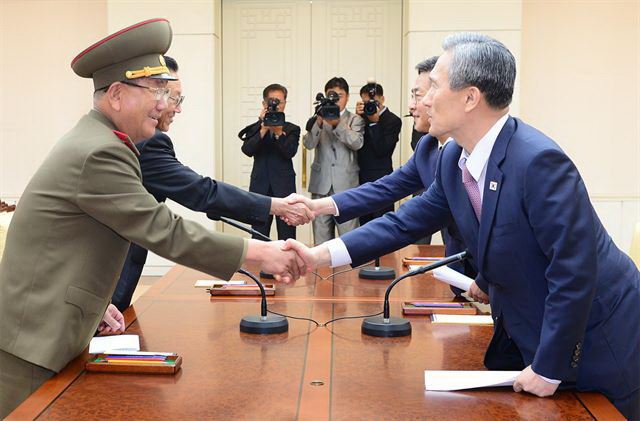 제1차 차관급 남북당국회담이 11일 개성공단에서 열린다. 이번 회담은 박근혜정부 들어 처음 열리는 정례회담으로 8ㆍ25 합의 후속조치 차원에서 성사된 것이다. 사진은 지난 8월 25일 판문점에서 열린 남북고위당국자 접촉에서 합의문 타결 이후 서로 악수를 나누는 모습. 통일부 제공