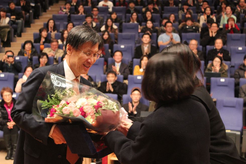 10일 서울대 문화관에서 윤영관 서울대 정치외교학부 교수가 퇴임 기념 강의를 마친 뒤 제자들로부터 꽃다발을 받고 있다. 김정원기자