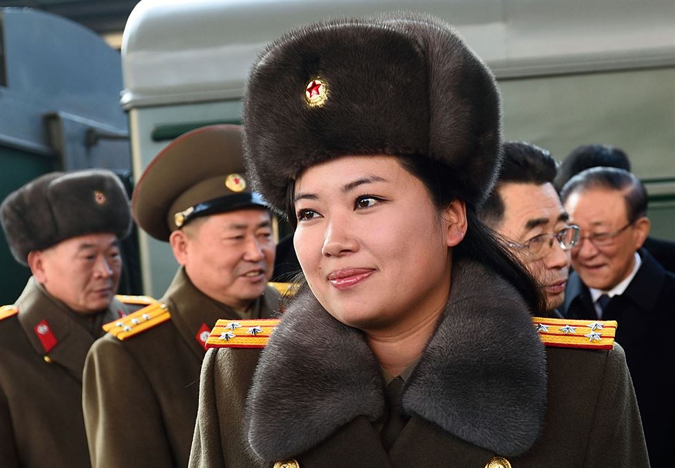 김정은 북한 국방위원회 제1위원장이 만든 '북한판 걸그룹' 모란봉악단이 10일 첫 베이징(北京) 공연을 위해 베이징에 도착 후 첫 연습을 위해 국가대극원에 도착하고 있다. 베이징=EPA 연합뉴스