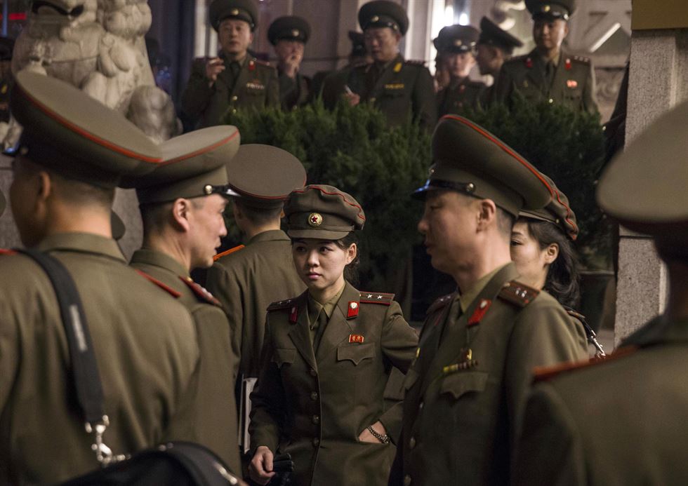 10일 중국 베이징에 도착한 북한의 걸그룹 모란봉악단과 공훈국가합창단 단원들이 호텔에 들어서는 모습. 9일 평양에서 전용열차 편으로 단둥(丹東)에 도착한 뒤 오후 6시30분 중국 일반기차로 갈아타고 선양(瀋陽)을 거쳐 이날 오전 베이징 역에 도착했다. 김정은 북한 국방위원회 제1위원장이 만든 것으로 알려진 모란봉악단은 북한 내에서 최고 인기를 끌고 있는 10인조 여성밴드. 12일부터 3일간 베이징의 문화예술을 상징하는 국가대극원에서 공연한다. 중국 공산당은 모란봉악단 공연을 일반에 공개하지 않고 2천명 가량의 초청인사로 제한할 예정베이징 AP/차이나토픽스=연합뉴스