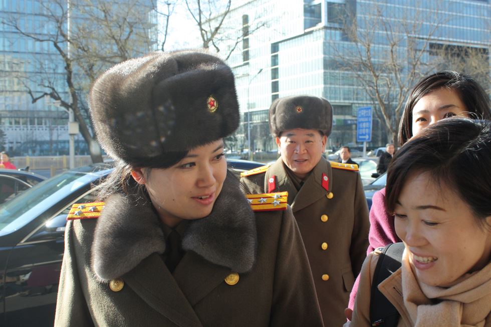 김정은 북한 국방위원회 제1위원장이 만든 '북한판 걸그룹' 모란봉악단을 이끌고 첫 해외 공연에 나선 현송월 모란봉악단 단장이 모습을 들어내 건재함을 과시했다. 사진은 평양의 기차역에서 출발을 하기 전 단체 기념 사진을 촬영한 모습. 붉은 동그라미 속의 인물이 현송월 모란봉악단 단장. 평양=신화 연합뉴스