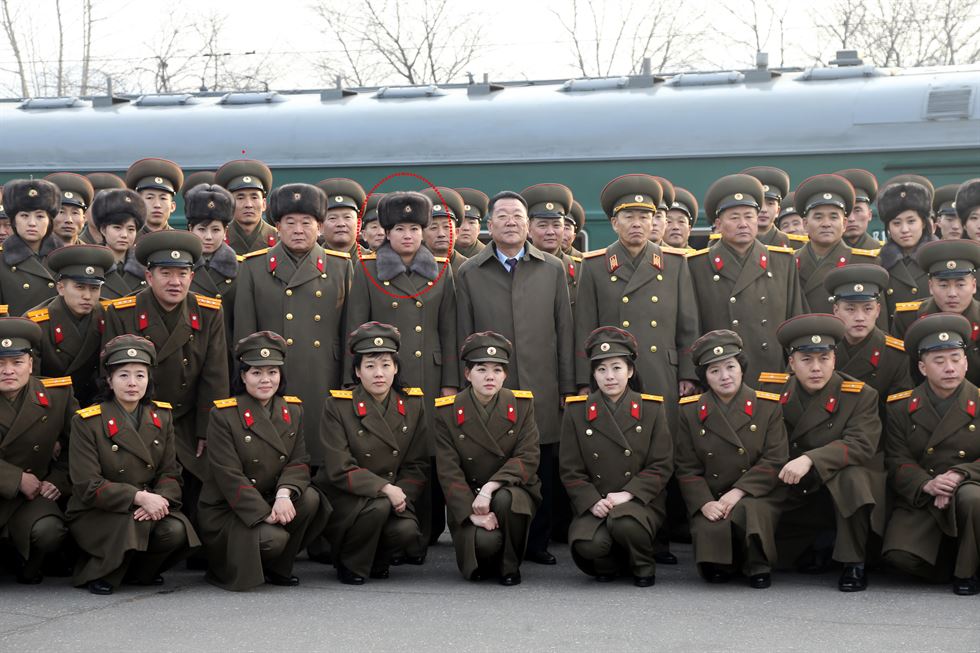 김정은 북한 국방위원회 제1위원장이 만든 '북한판 걸그룹' 모란봉악단이 10일 첫 베이징(北京) 공연을 위해 베이징에 도착 후 첫 연습을 위해 국가대극원에 도착하고 있다. 베이징=EPA 연합뉴스