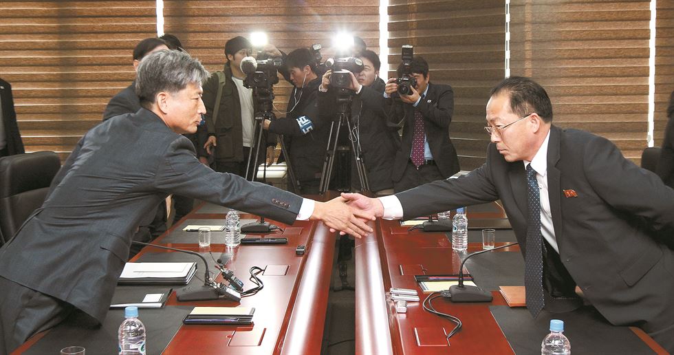 8년 만에 열린 남북 당국회담이 1박2일 마라톤협상에도 불구하고 아무런 성과 없이 종료됐다. 사진은 11일 개성공단 종합지원센터에서 개최된 제1차 남북 당국회담에서 우리 측 수석대표인 황부기 통일부 차관(왼쪽)과 북측 대표 전종수 조국 평화통일 위원회 서기국 부국장(오른쪽)이 회담 시작에 앞서 악수를 나누고 있는 모습. 개성=사진공동취재단