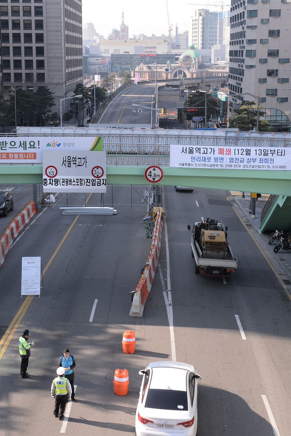 13일 0시부터 서울 중구 서울역 고가도로가 안전 문제로 폐쇄돼 차량들이 우회하고 있다. 왕태석기자 kingwang@hankookilbo.com