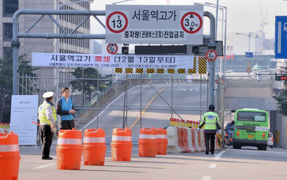 14일 오전 중구 서울역 고가 도로 입구 인근에서 염천교 사거리 방향으로 향하는 도로가 정체되고 있다. 연합뉴스