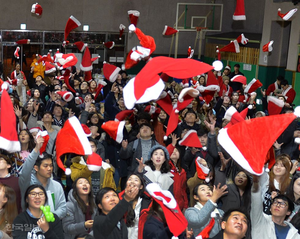 [저작권 한국일보] 산타 되기 힘드네…