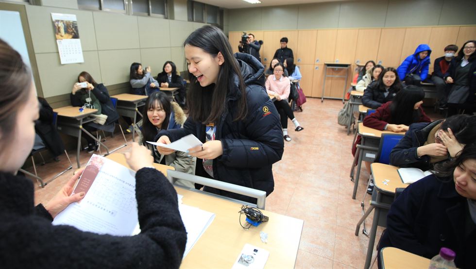 2일 오전 이화여자외국어 고등학교에서 3학년 학생들이 수능 성적표를 받고 있다. 연합뉴스