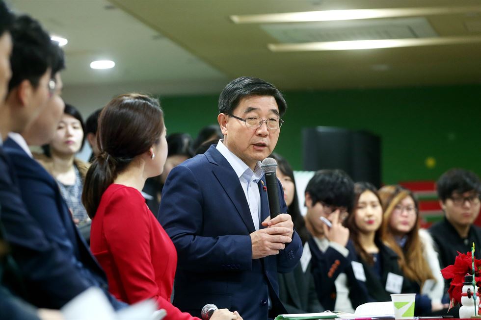 이기권 고용노동부 장관이 14일 오후 서울 중구 필동로 동국대학교 신공학관 대강당에서 열린 '응답하라 2015 청춘-일자리에 대한 청년들의 단소리! 쓴소리!' 타운홀 미팅에서 학생들의 질문에 답하고 있다. 연합뉴스