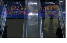 미국 연방준비제도이사회(FRB)가 연내 마지막 연방공개시장위원회(FOMC)에서 기준금리를 0.25%포인트 인상한 가운데 17일 오후 서울 중구 을지로 KEB하나은행 딜러실의 유가증권 및 환율 전광판 모습. 뉴시스.