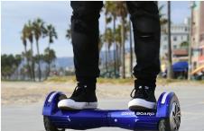 호버보드(hoverboard)에서 화재가 발생했다는 신고가 잇따라 발생해 미 소비자제품안전위원회(CPSC)가 안전주의보를 발령하고 조사에 나섰다. 지난 10일 미 산타모니카 베니스 해변가에서 한 남자가 호버보드를 타고 있다.