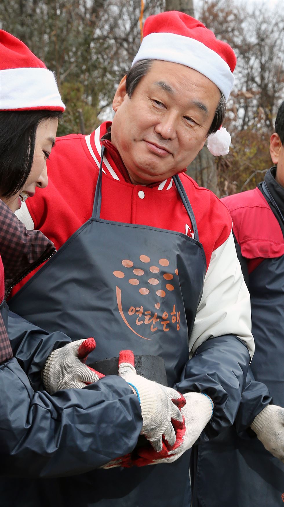 새누리당 김무성 대표가 18일 오전 서울 삼성동에서 영남대 새마을 유학생들과 함께 기초생활수급자와 독거노인 등 불우이웃에게 연탄을 배달하고 있다. 연합뉴스