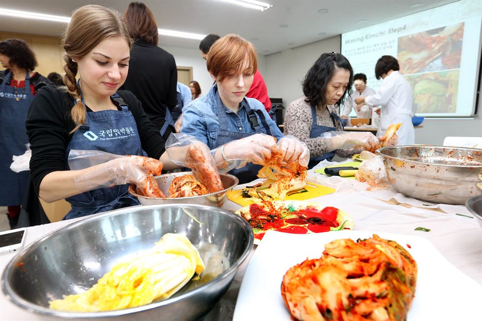 지난달 23일 국립민속박물관서 열린 '외국인과 함께하는 김치 만들기' 행사. 연합뉴스