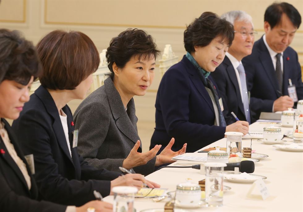 박근혜 대통령이 18일 청와대에서 열린 전국 여자대학 총장 간담회에서 모두 발언을 하고 있다. 홍인기기자 hongik@hankookilbo.com