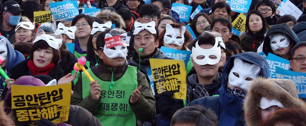 19일 오후 서울 세종대로 광화문광장에서 노동개악 저지, 백남기 농민 쾌유기원 3차 민중총궐기 '소(란스럽고)요(란한) 문화제'가 열려 참석자들이 손팻말과 뿅망치 등을 흔들고 있다. 연합뉴스