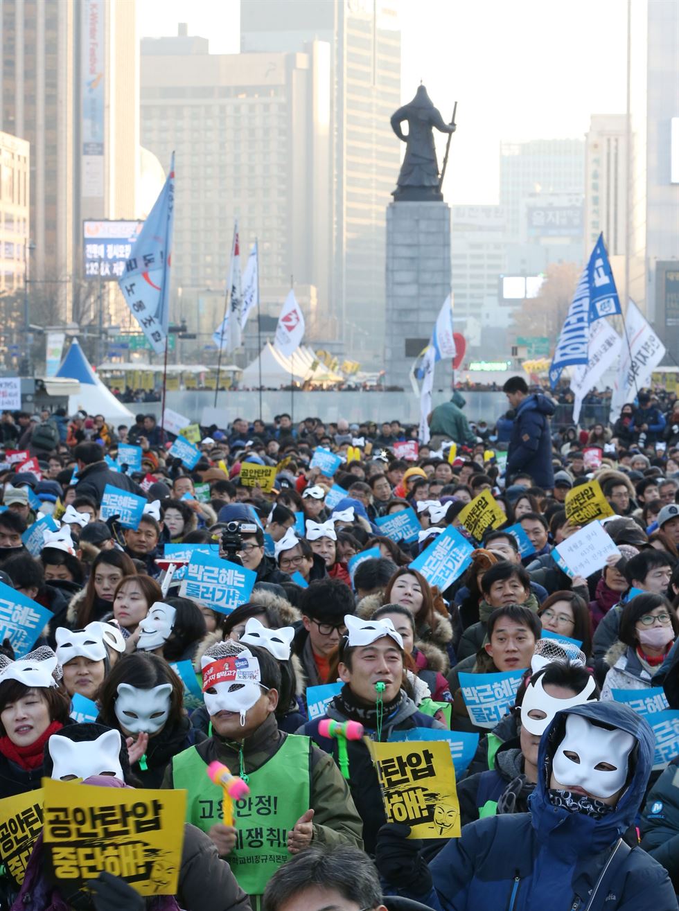 19일 오후 서울 광화문광장에서 열린 제3차민중총궐기 노동개악 저지 백남기 농민 쾌유 기원 소요(소란스럽고 요란한) 문화제에서 참가자들이 손팻말을 들고 있다.이날 집회는 참가자들이 소리가 큰 악기를 연주하는 등 이른바 '소요 문화제' 형식으로 진행됐다. 이는 정부가 지난달 열린 1차 집회 참가자들에 대해 '소요죄'를 적용하려는 것에 대한 반발의 의미라고 주최 측은 설명했다. 뉴스1