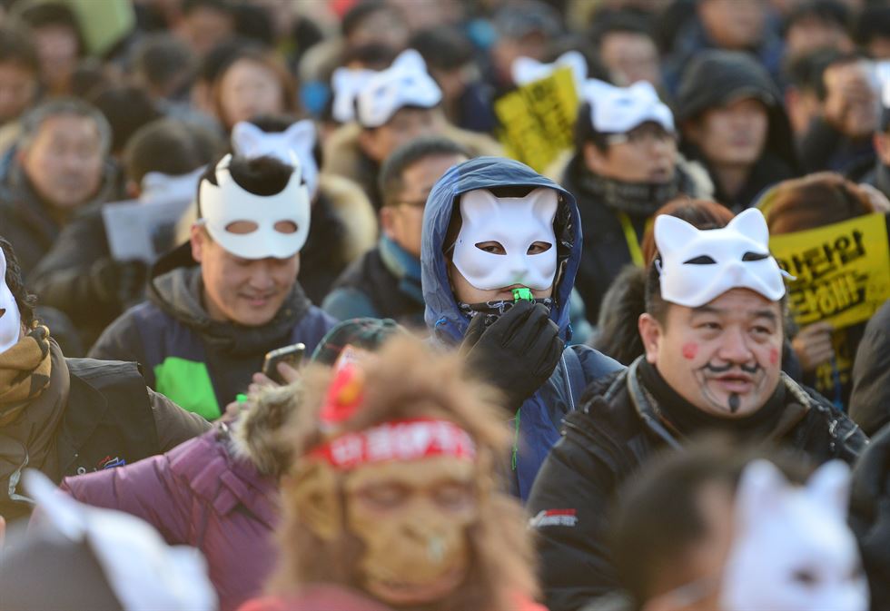 19일 오후 서울 종로구 광화문광장에서 열린 3차민중총궐기 노동개악 저지 백남기 농민 쾌유 기원 소요(소란스럽고 요란한) 문화제에서 가면을 쓴 참가자들이 구호를 외치고 있다. 뉴시스/그림 1019일 오후 서울 종로구 광화문광장에서 열린 3차민중총궐기 노동개악 저지 백남기 농민 쾌유 기원 소요(소란스럽고 요란한) 문화제에서 참가자들이 구호를 외치고 있다. 뉴시스/그림 1119일 오후 서울 종로구 광화문광장에서 열린 3차민중총궐기 노동개악 저지 백남기 농민 쾌유 기원 소요(소란스럽고 요란한) 문화제에서 가면을 쓴 참가자들이 구호를 외치고 있다. 뉴시스