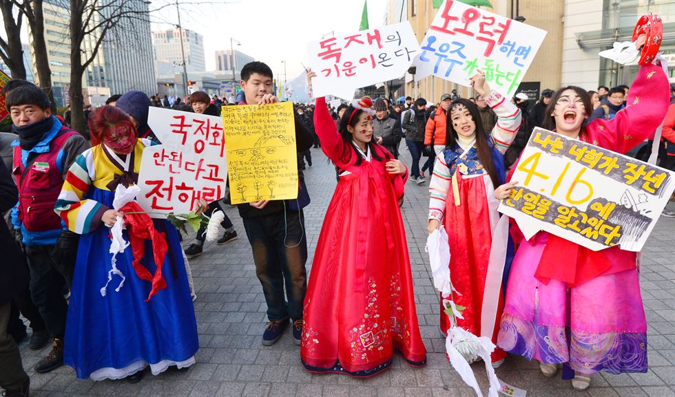 19일 오후 서울 종로구 광화문광장에서 열린 3차민중총궐기 노동개악 저지 백남기 농민 쾌유 기원 소요 문화제 참가자가 원숭이 가면을 쓰고 구호를 외치고 있다. 뉴시스