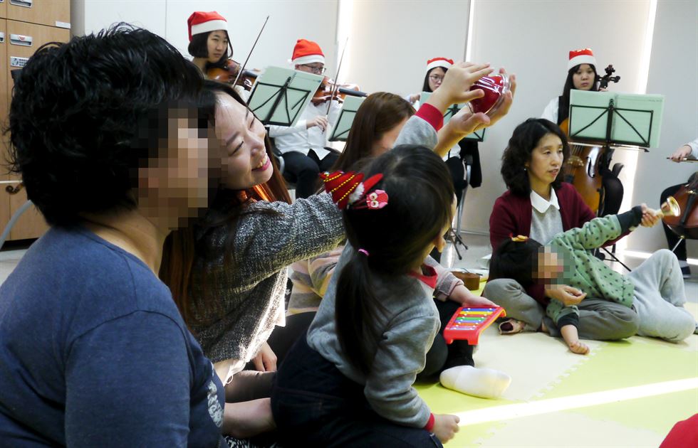 노병연 선생님(뒤쪽 가운데 붉은 옷)과 모아학교 수업에 참가한 아이들이 크리스마스 캐럴에 맞춰 소북을 치며 노래하고 있다. 한국문화예술교육진흥원 제공