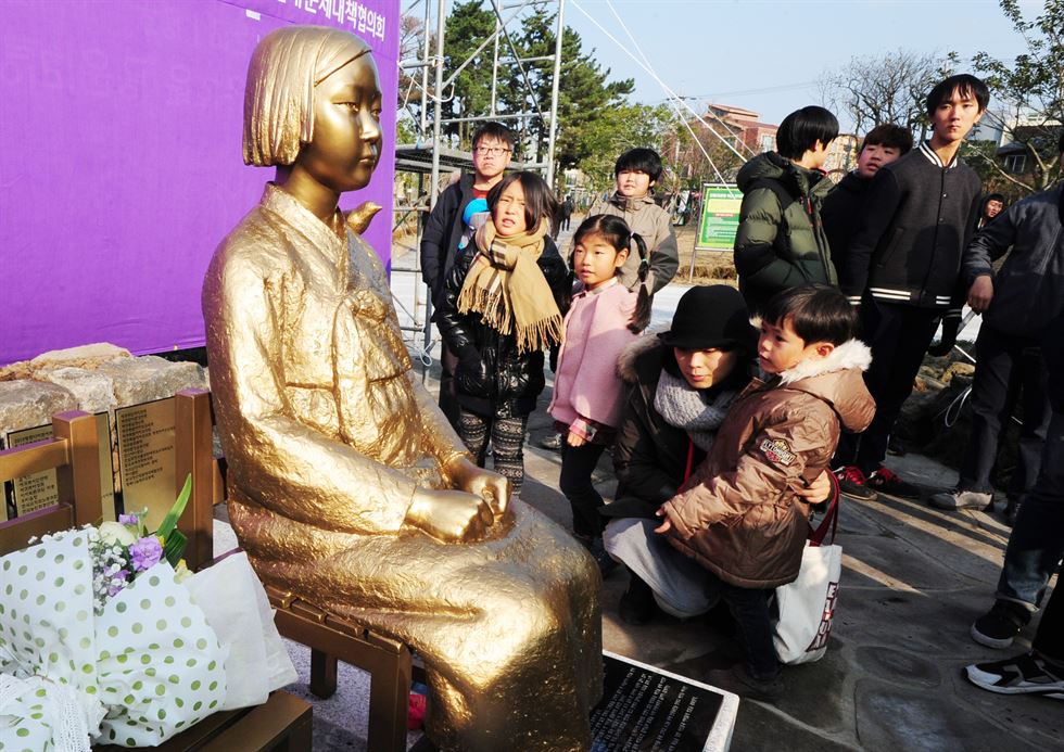 . 지난 19일 제주시 노형동 방일리 공원에서 열린 ‘제주 대학생이 세우는 평화비 제막식’에서 시민들이 평화의 소녀상을 살펴보고 있다.뉴스1