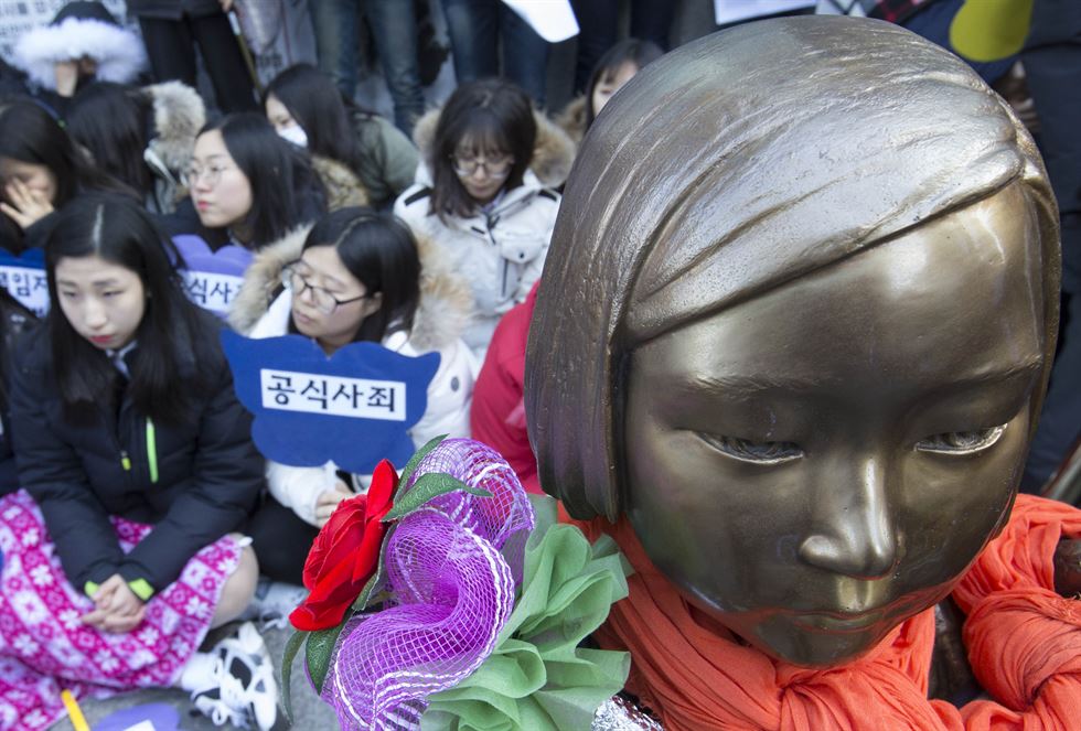 16일 서울 종로구 옛 일본대사관 앞에서 열린 일본군 '위안부' 문제 해결을 위한 정기수요집회에서 참가자들이 일본의 사과를 촉구하는 내용이 담긴 손팻말을 들고 있다. 연합뉴스