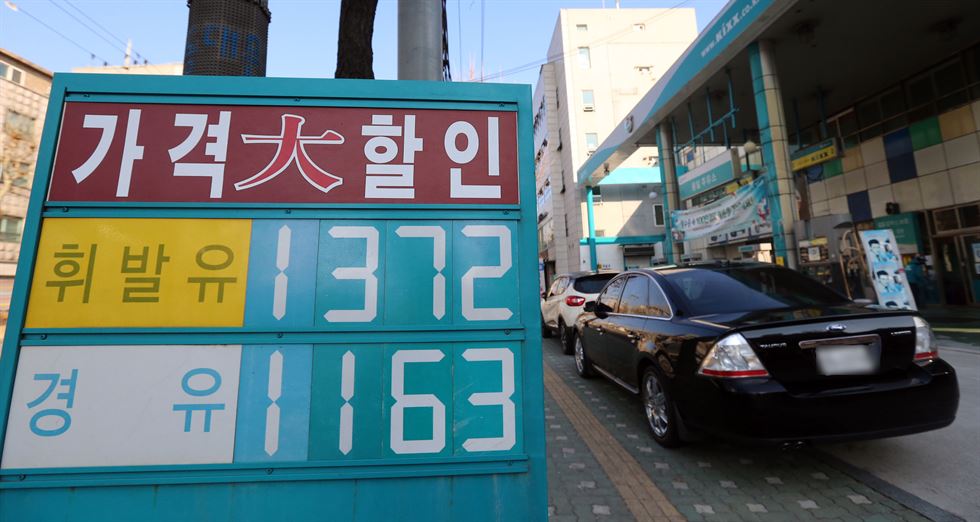 13일 서울시내 주유소에서 차량이 주유하고 있다. 국제유가가 30달러대로 떨어지며 국내 주유소 휘발유 가격도 속속 하락하고 있다. 연합뉴스