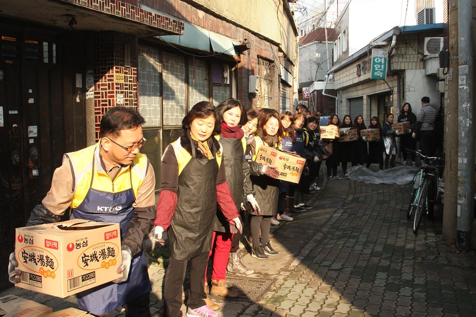 대구사회복지법인어린이집연합회 회원들이 대구 중구 대신동 쪽방촌에 겨울나기를 위한 라면과 연탄을 나르고 있다.