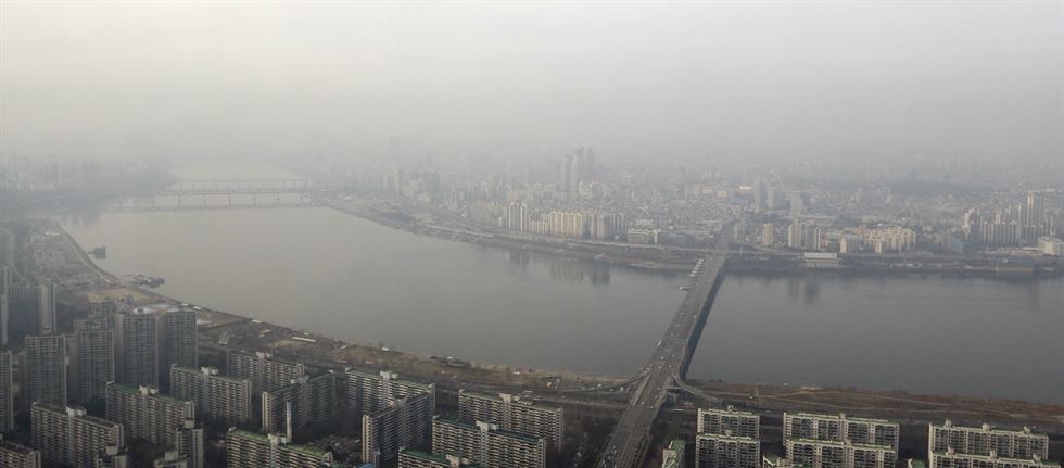 22일 상량식이 열린 롯데월드타워 123층에서 바라본 서울시내가 미세먼지로 뿌옇다. 홍인기기자 hongik@hankookilbo.com