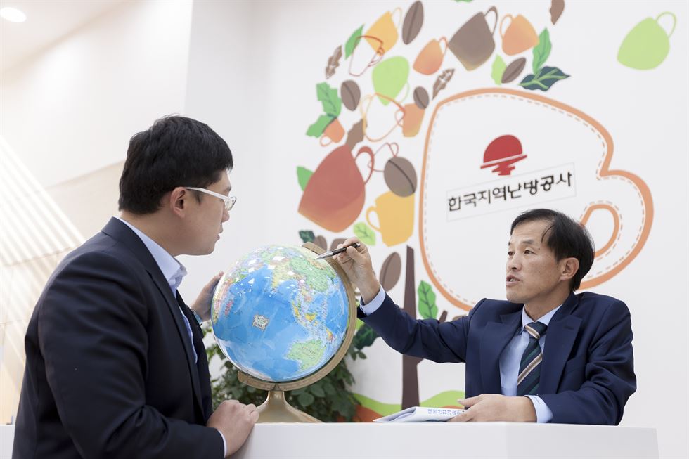 이재화 태봉산업기술 전무와 전주헌 한국지역난방공사 동반성장팀 대리가 성과공유제로 진출에 성공한 몽골시장에 대해 이야기를 나누고 있다. 성공한 대중소기업협력재단 제공