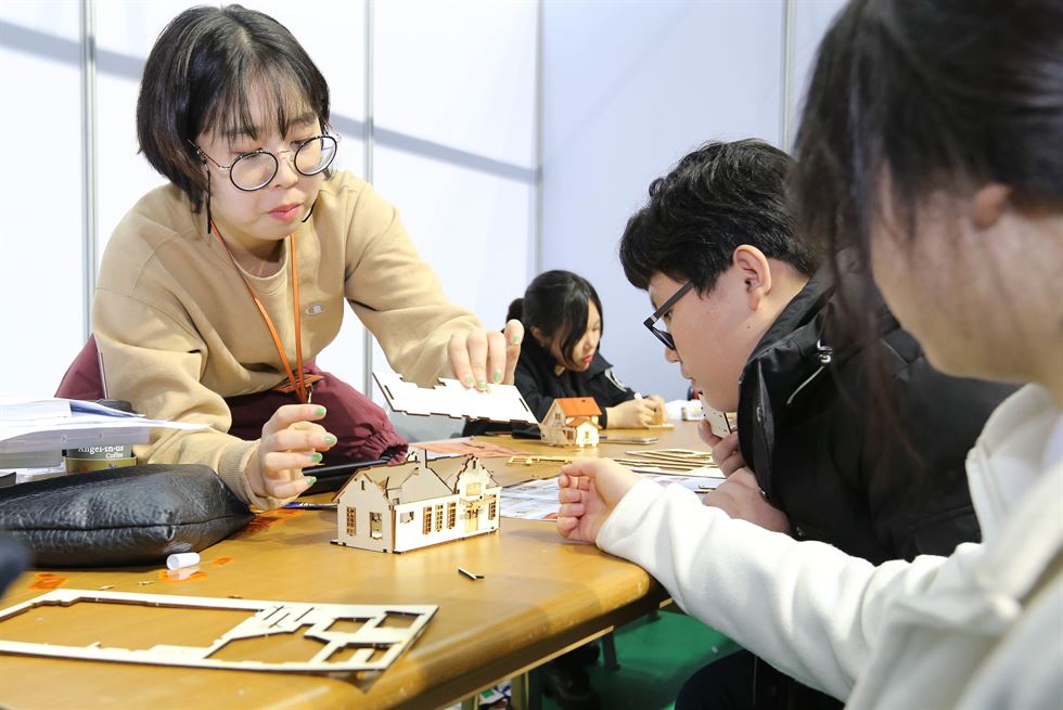 22일 계명대에서 열린 자유학기제 지원 '페스티벌 꿈 프로그램'에서 중학생들이 건축공학과 체험을 하고 있다. 계명대 제공