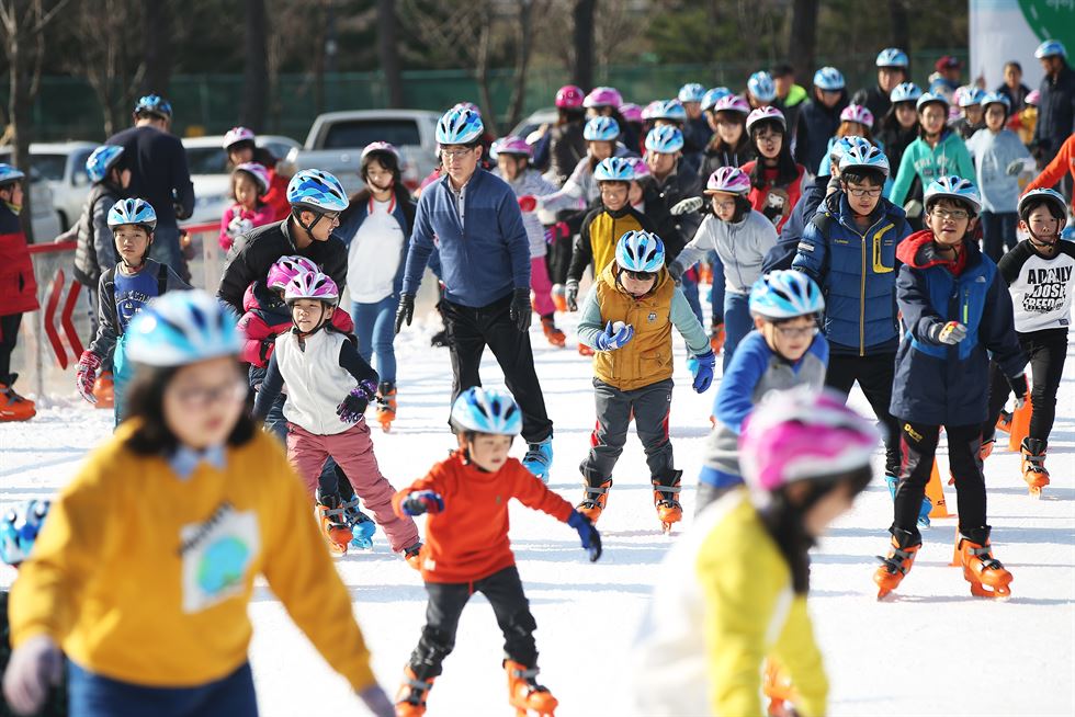 경기 성남시청 주차장에 설치된 야외스케이트장에서 어린이들이 스케이트를 타며 즐거워 하고 있다. 연합뉴스