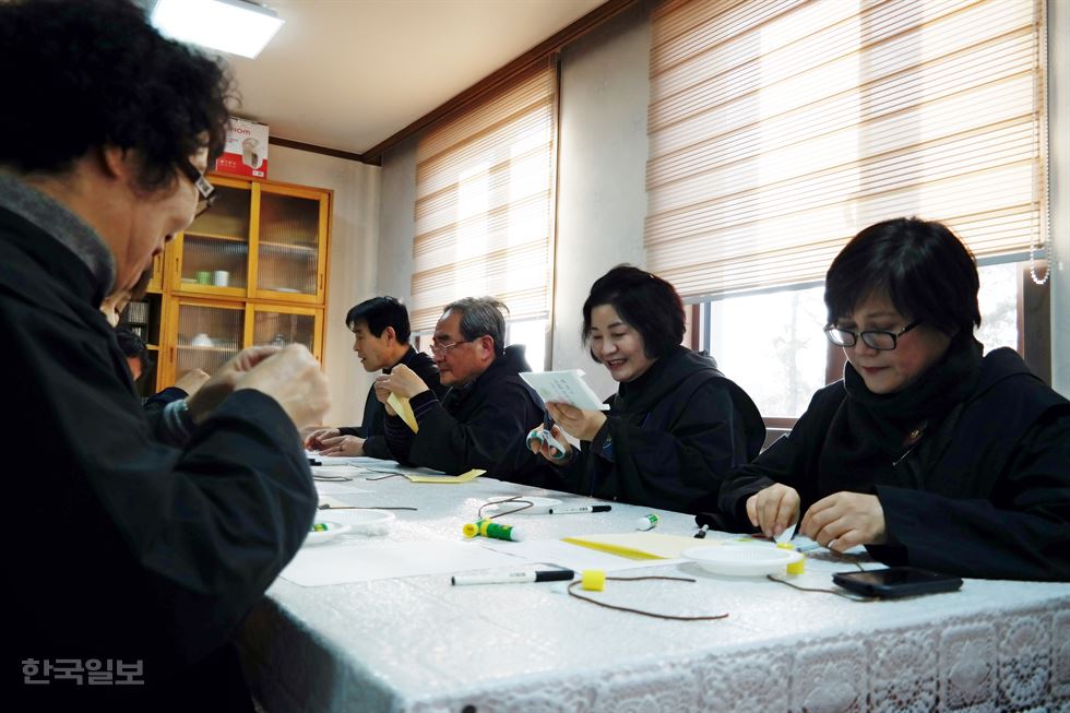 "욕심을 버리고 이웃과 함께 자비롭게 살겠다"고 다짐한 한 중년 참가자는 ‘내 마음의 성구’로 자비의 가치를 담은 문장을 골라 적었다. 칠곡=김혜영기자 shine@hankookilbo.com