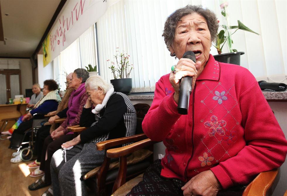 일본군 위안부 문제의 해결을 위한 한일 외교장관회담을 하루 앞두고 양국 간 국장급 협의가 열리는 27일 오후 경기도 광주시 일본군 위안부 피해자 쉼터 나눔의 집에서 열린 기자회견에서 강일출 할머니가 발언을 하고 있다. 연합뉴스