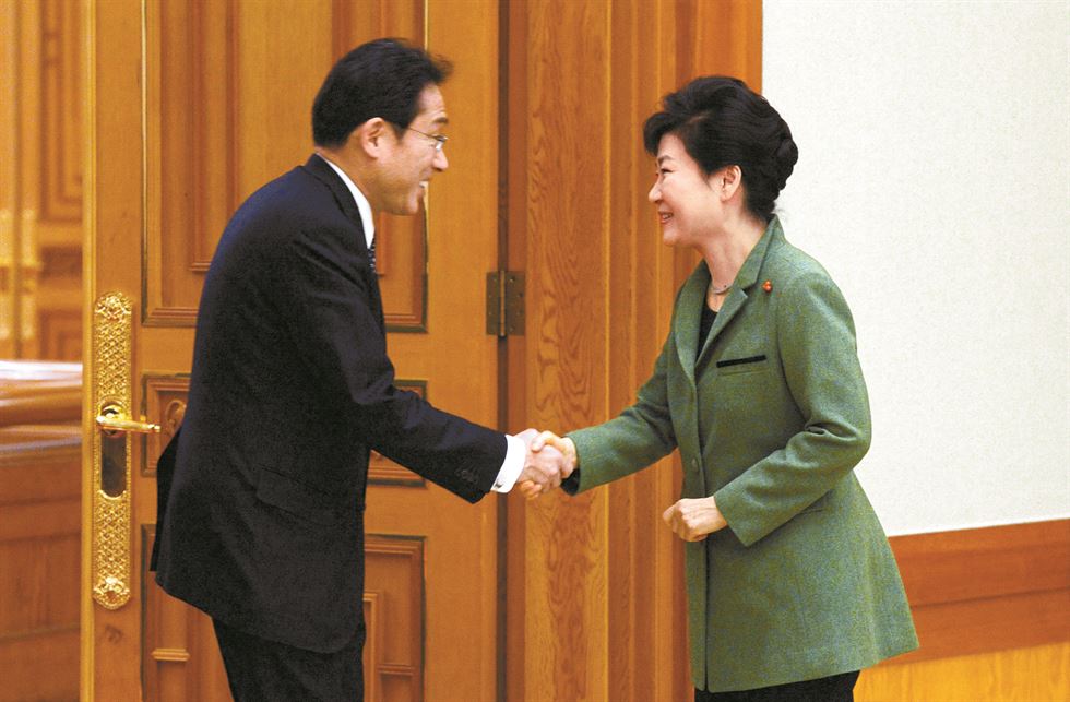 박근혜 대통령이 28일 일본군 위안부 협상을 마치고 청와대로 찾아온 기시다 후미오 일본 외무성과 반갑게 인사하고 있다. 홍인기기자hongik@hankookilbo.com