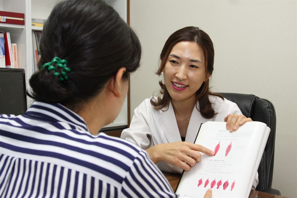 소음순의 생식구조로 인해 나타날 수 있는 증상에 대해 설명하는 이애현 원장(사진제공=이애현피움산부인과)