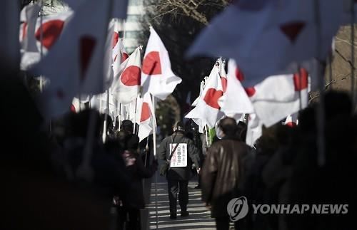 윤병세 한국 외교부 장관과 기시다 후미오(岸田文雄) 일본 외무상이 일본군 위안부 문제의 해결 방안에 합의한 다음 날인 29일 요미우리(讀賣)신문은 일본군 위안부 문제와 관련해 "'강제연행' 오해 퍼진다"는 제목의 기사를 실었다.