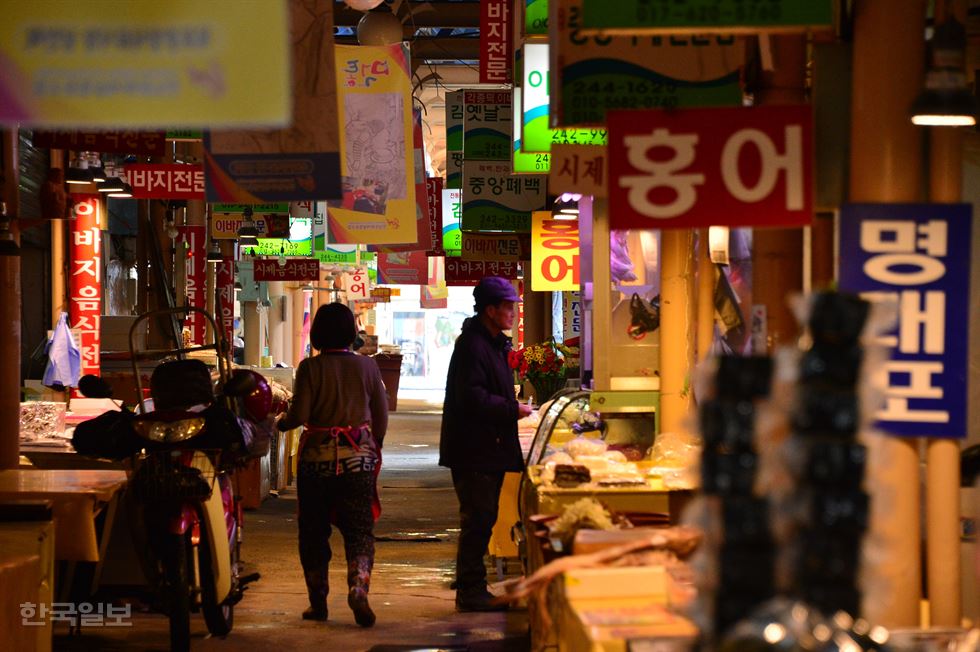 목포의 대표적인 새벽시장인 구청호시장. 이른 아침에도 물건을 팔고 사러 나온 서민들로 북적거린다.