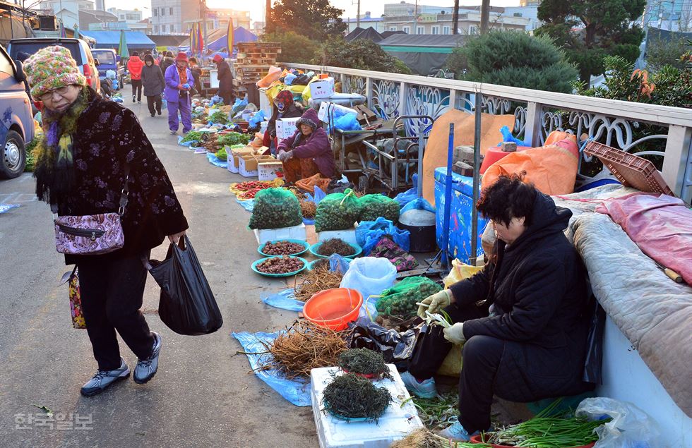 새벽의 활력이 느껴지는 구청호시장.