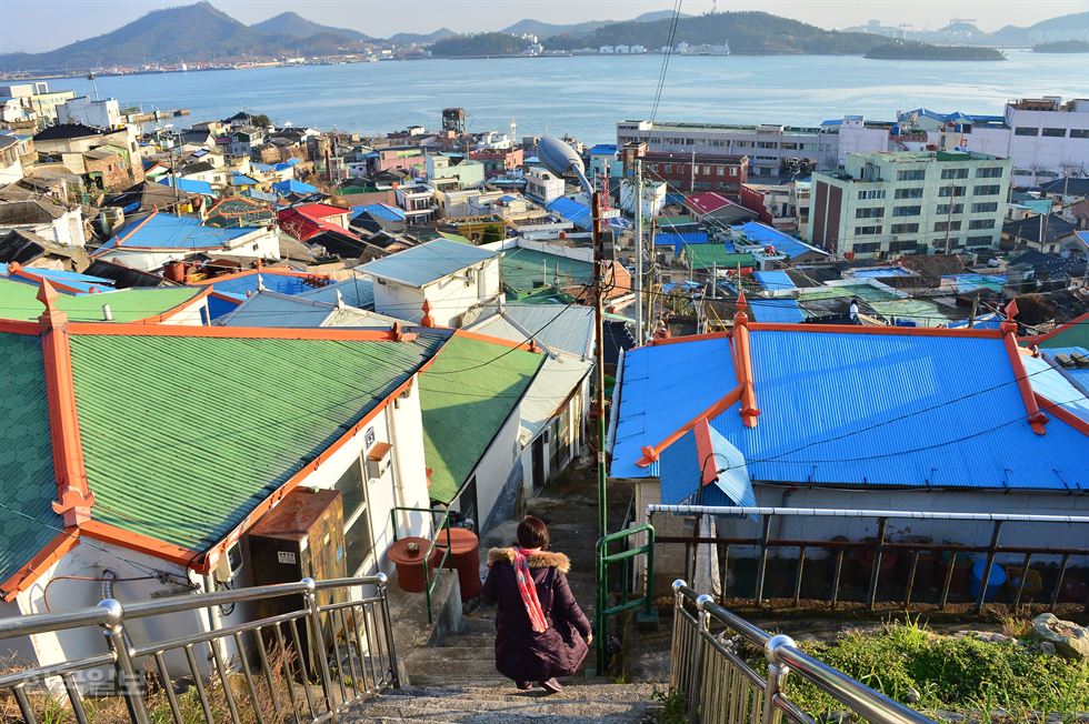 목포 서산동의 할머니들이 이야기를 나누고 있다.