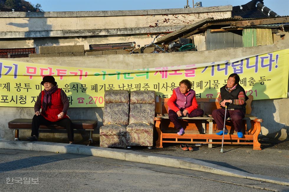 서산동 골목 곳곳에 걸려있는 시화.