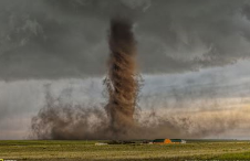 2015 내셔널 지오그래픽 국제 사진공모전(National Geographic Photo Contest 2015)에서 콜로라도 농장으로 다가오고 있는 거대한 토네이도의 모습을 촬영한 제임스 스마트의 'Dirt'가 영예의 대상을 차지했다. 사진을 촬영한 스마트씨는 사이클론 토네이도의 아슬아슬한 순간을 포착하기 위해 지난 봄 콜로라도에서 형제 및 기상학자인 친구들과 함께 15일간 토네이도를 추적했으며 콜로라도의 흙길위에서 완벽한 빛과 어울어진 토네이도를 만나게 되었다고 말했다./ 사진 내셔널 지오그래픽