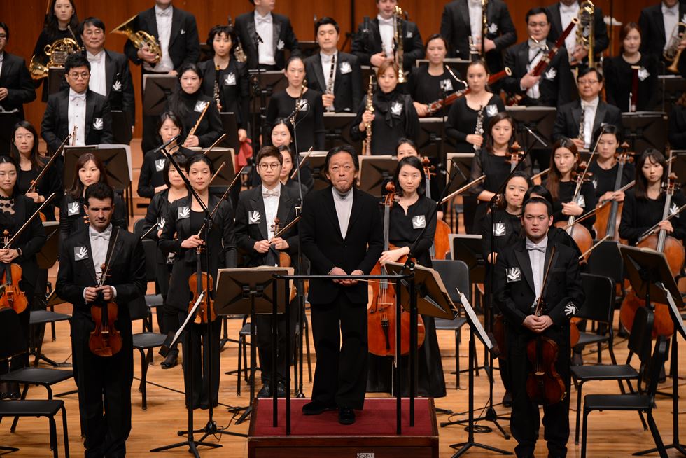 30일 정명훈 서울시향 예술감독이 연주 직후 단원들과 일일이 악수를 나눴다. 일부 단원들이 눈물을 쏟아냈지만, 정작 정 감독은 단원들의 어깨를 두드리며 위로했다.