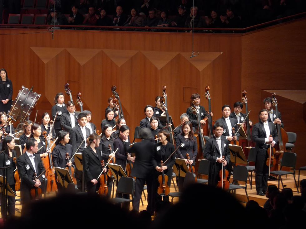 30일 정명훈 서울시향 예술감독이 연주 직후 단원들과 일일이 악수를 나눴다. 일부 단원들이 눈물을 쏟아냈지만, 정작 정 감독은 단원들의 어깨를 두드리며 위로했다.