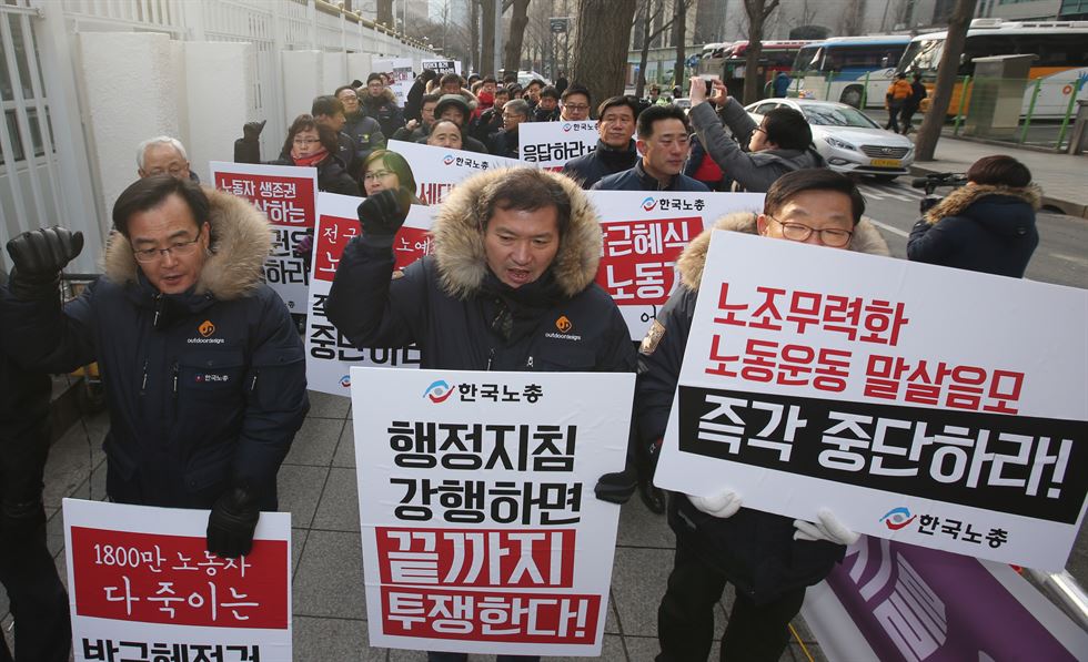 김양건 북한 노동당 비서 겸 통일전선부장이 교통사고로 지난 29일 오전 6시15분 사망했다고 조선중앙통신이 30일 보도했다. 향년 73세. 사진은 2015년 8월 25일 판문점에서 '무박4일' 마라톤 협상을 마치고 악수하는 홍용표 통일부 장관과 김양건 노동당 비서(오른쪽). 연합뉴스