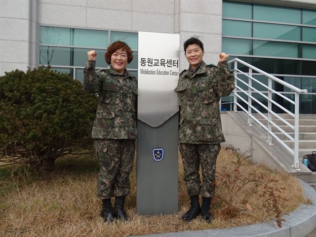 2016년 새해 첫날 첫 여성 지역예비군 지휘관으로 부임한 김윤정 가곡·어상천면대장(오른쪽)과 윤미옥 장지동대장이 지난 24일 육군학생군사학교 동원교육센터에서 새로운 도전의 각오를 다지고 있다. 육군 제공