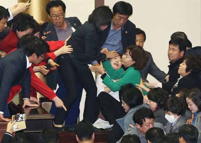 31일 오후 경기도 수원시 경기도의회에서 본회의장에서 누리과정 예산을 포함한 내년도 예산안 의결에 반대해 의장석을 점거한 새누리당 의원들과 의장석 진입을 시도하던 더불어민주당 의원들이 몸싸움을 하고 있다. 수원=연합뉴스