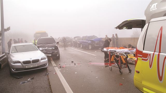 3일 오전 8시 20분께 충남 보령시 천북면 서해안고속도로 상행선 광천IC 부근에서 연쇄 추돌사고가 발생했다. 보령=연합뉴스