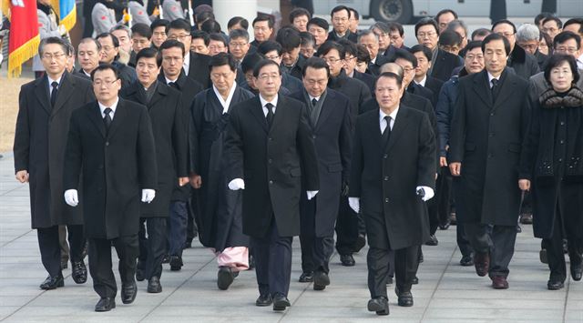 박원순 서울시장이 1일 오전 2016년 새해를 맞아 서울 동작동 국립현충원 현충탑에 참배하기 위해 이동하고 있다. 뉴시스