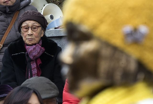 [PYH2016010201780001300] <YONHAP PHOTO-0994> 2일 오후 서울 종로구 옛 일본대사관 앞에서 열린 한일협상무효 토요시위에서 김복동 할머니가 평화의 소녀상을 바라보고 있다. 연합뉴스